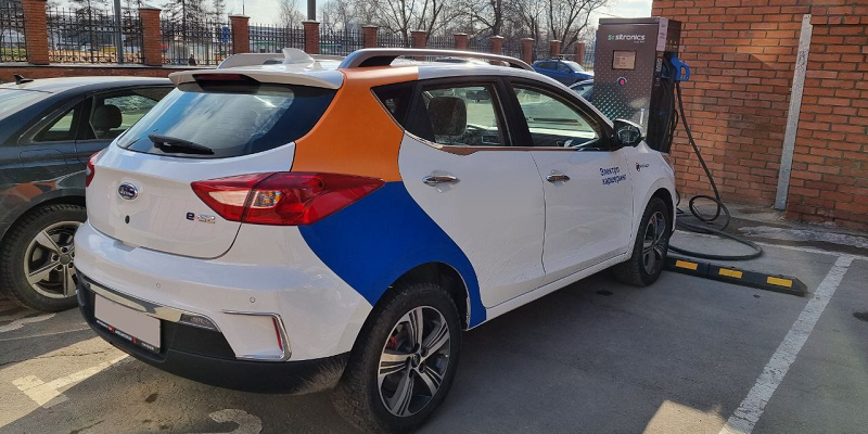 Электромобиль каршеринга Яндекс.Драйв на зарядке