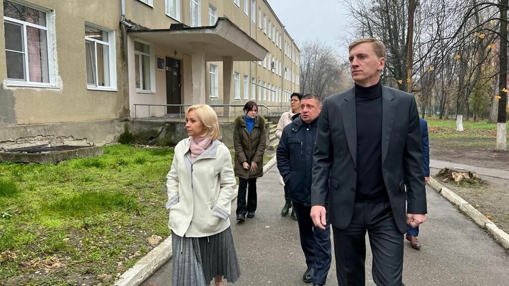     В этом году планируется провести капитальный ремонт 1527 зданий российских школ. Чуть более чем по половине объектов заключены контракты. До 20 марта во всех регионах должны быть определены подрядные компании, участвующие в программе.