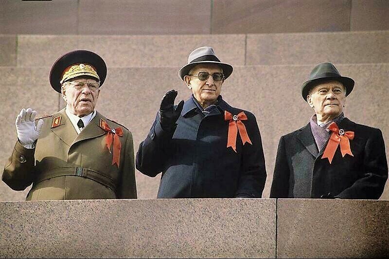 Первомай 1983 г.: Устинов (министр обороны), Андропов (генсек), Тихонов (премьер-министр)