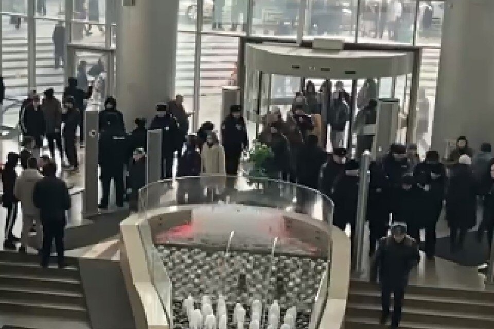     Сходка подростковых субкультур в ТЦ закончилась задержаниями. Фото: Читатель "КП-Новосибирск"
