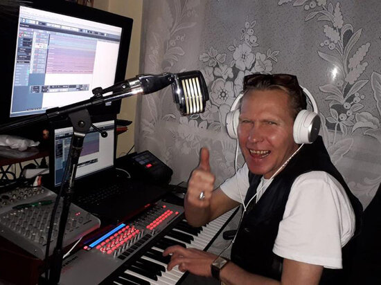     Слава Исетский записывает песни в домашней студии.