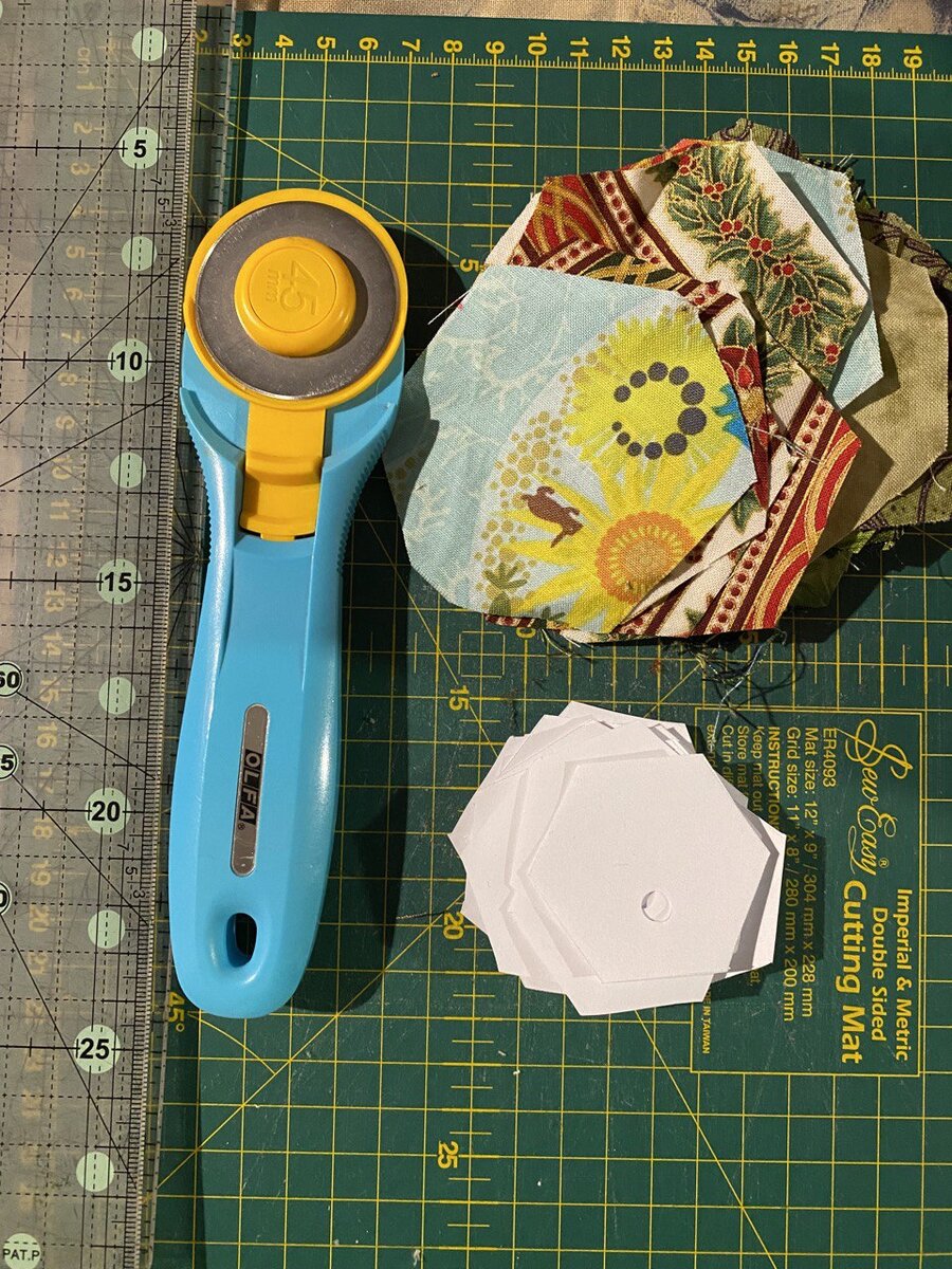 Ну что ж, сегодня первый день весны, а значит, пора убирать ёлку :) А прежде чем её упаковать до следующего года решила вспомнить самой, а заодно и вам рассказать, как это было. Вдруг захотите повторить мой опыт. Для начала вам понадобится: бумага, циркуль, карандаш. Отмеряем нужное расстояние и чертим окружность. Сторона шестиугольника будет равна радиусу этой окружности. Через центр проводим линию и находим две точки. Через них проводим тем же раствором циркуля ещё две полуокружности. Вааля! Все 6 вершин шестиугольника найдены. Соединяем их, вырезаем шаблон.
Можно конечно и распечатать сразу нужное количество, как у меня.
