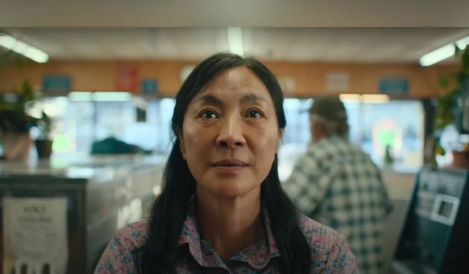 Кадр из фильма «Все везде и сразу», 2022