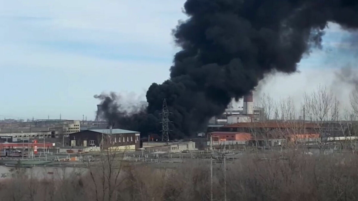     В четверг в Волжском Волгоградской области днем поднялся огромный столб дыма. Его видно из разных микрорайонов в новой части города.