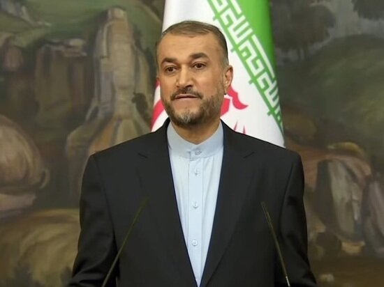     Глава МИД Ирана Хосейн Амир Абдоллахиан. Источник: стоп-кадр с записи одной из пресс-конференций министра, выложенной в ютубе.