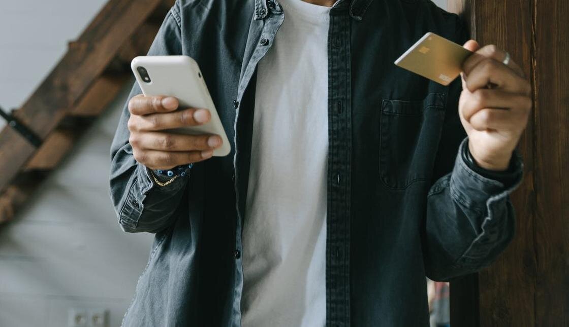    Парень держит телефон в руках:pexels.com