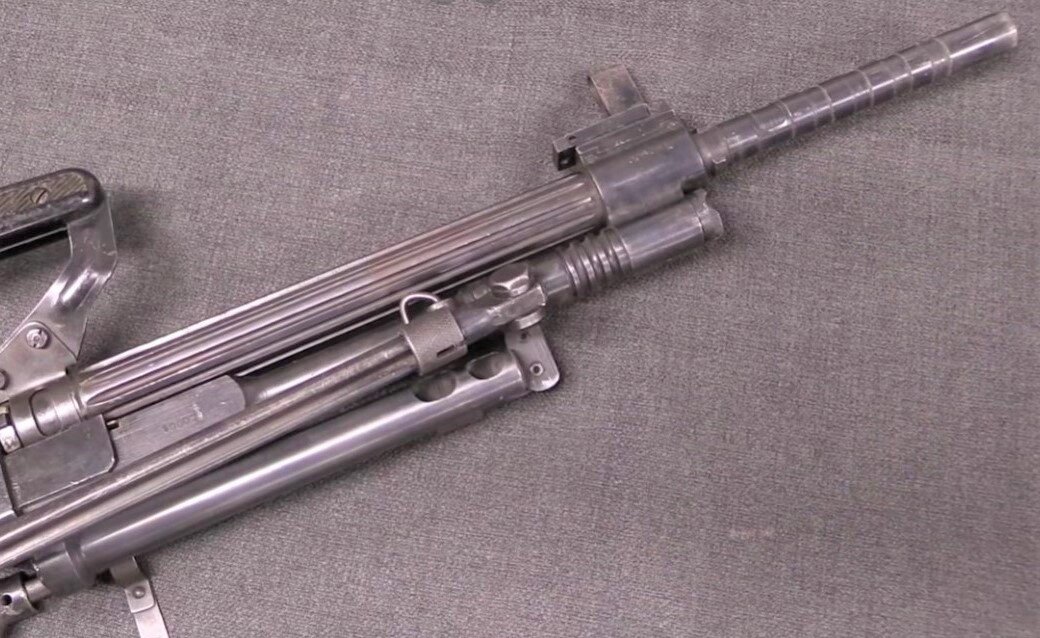 Передняя часть пулемета Тип 73. Обратите внимание на приспособление для метания грана. Под стволом закреплена трубка с отверстиями для пламегасителя.