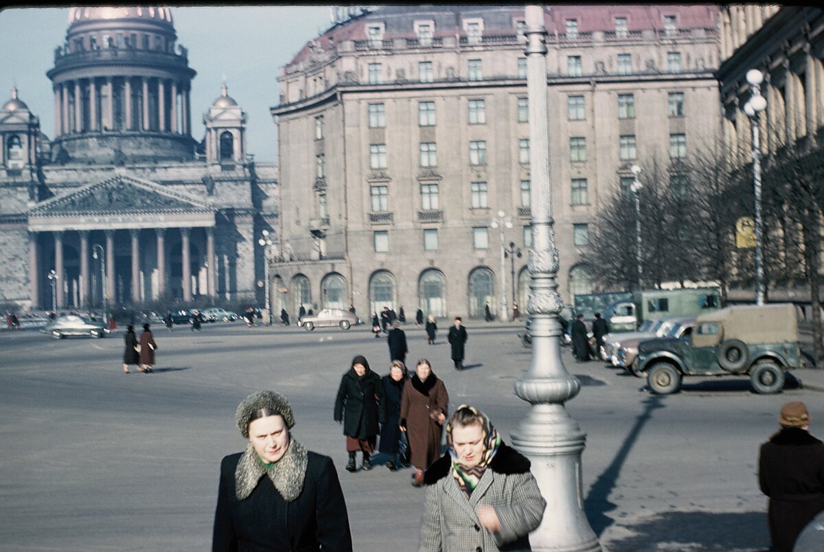 Друзья, приветствую вас!
Вновь наступил понедельник, а это значит что нам пора отправляться на историческую прогулку по Ленинграду. Сегодня мы перенесёмся в 1959 год и посмотрим, каким тогда был город.-2