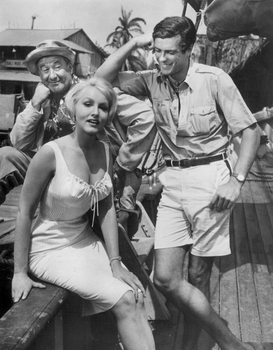 На съемках фильма "Приключения в раю" 1960 год: Джордж Тобиас, Джули Ньюмар и Гарднер Маккей