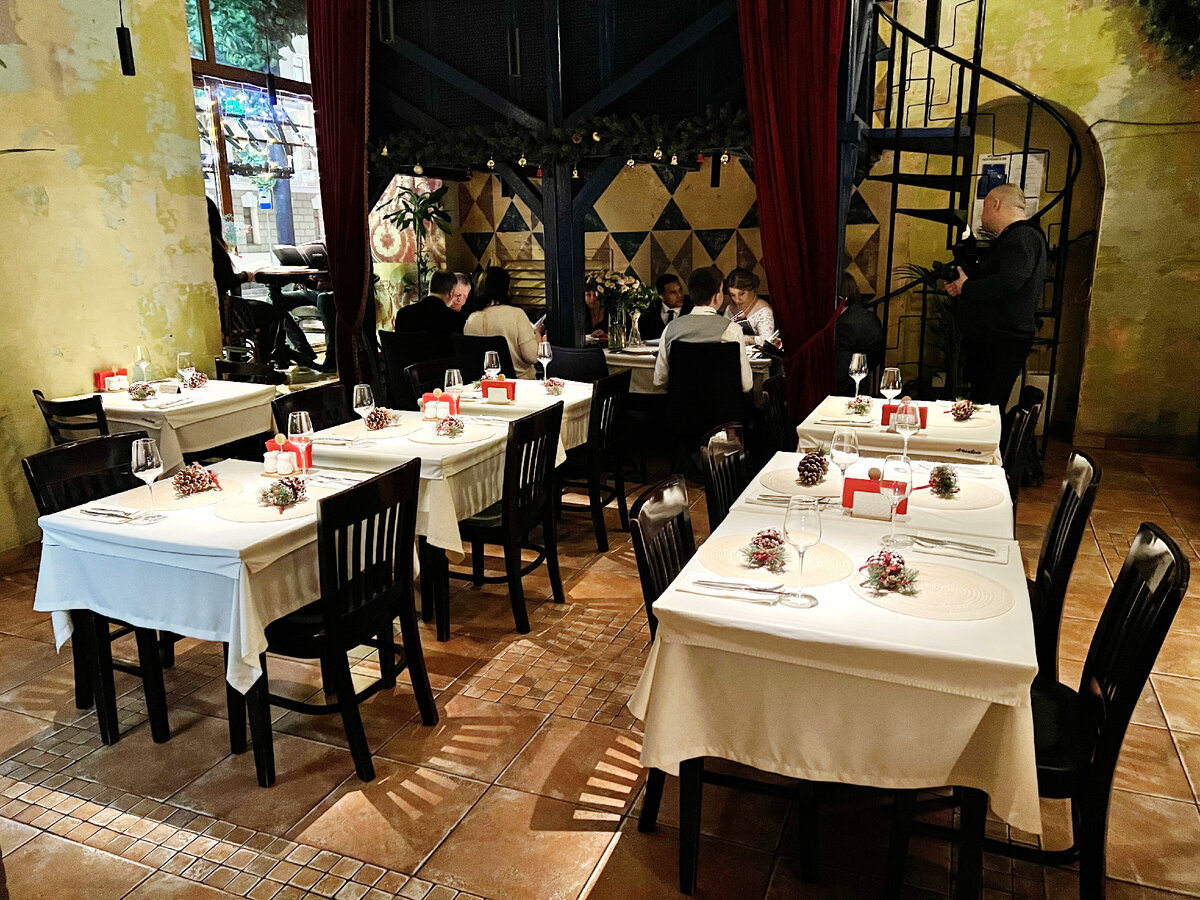 Общий вид зала. В углу празднуют свадьбу