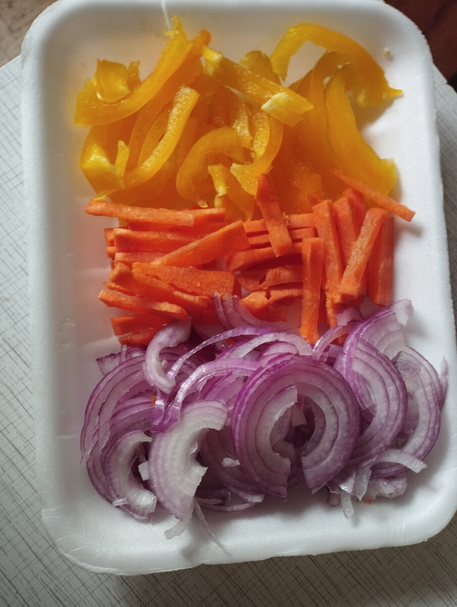 1. Нарезать соломкой морковь, болгарский перец и помидор. Красный лук нарезаем тонкими полукольцами.