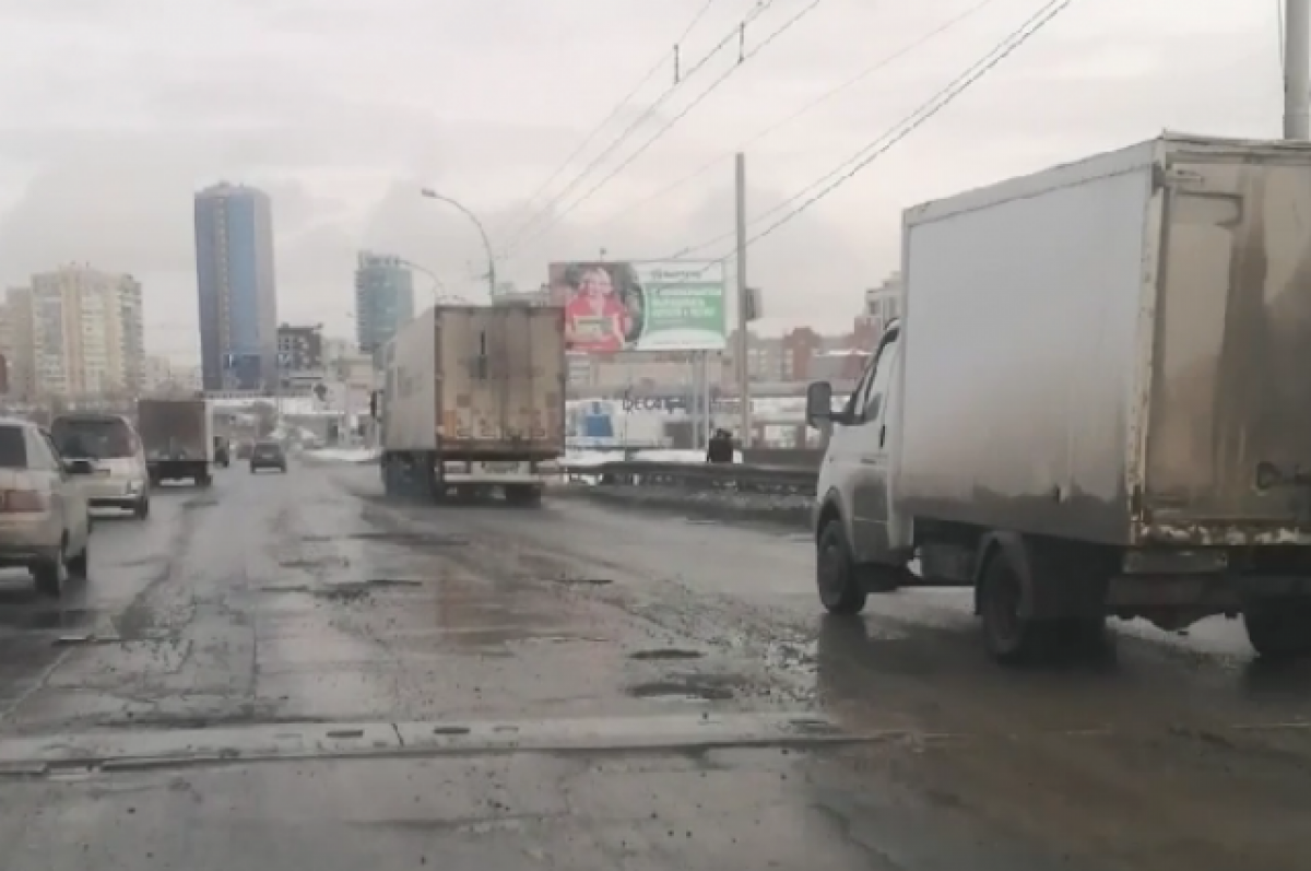    В Новосибирске показали на видео размытую дорогу на Димитровском мосту