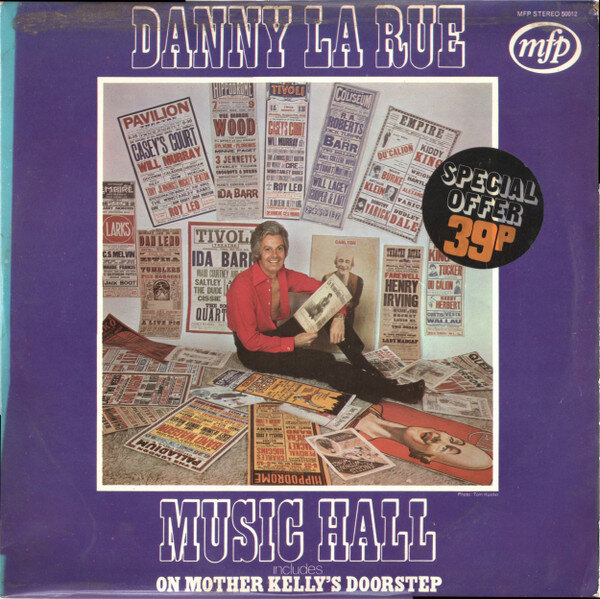 В этот момент журналисты поставили Дэвиду песню Fanlight Fanny с альбома Danny La Rue. Ваш автор перерыл пол-интернета и не нашёл этой песни в том формате, в каком его можно было бы вставить в материал. Поэтому послушаем её в оригинальном исполнении(