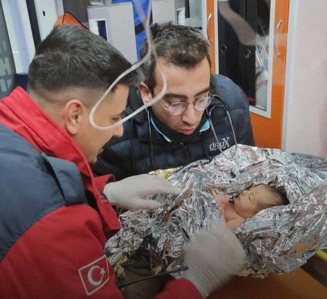 Спасённый из-под завалов младенец, 