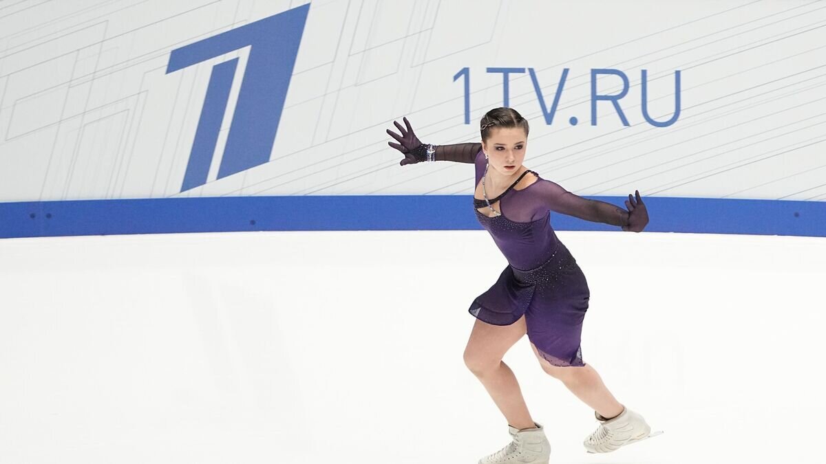    Камила Валиева выступает с короткой программой в женском одиночном катании в финале Кубка России "Гран-при России" по фигурному катанию в Санкт-Петербурге.© РИА Новости / Александр Вильф