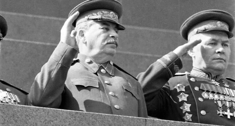 Иосиф Сталин и маршал авиации Константин Вершинин на трибуне мавзолея во время первого празднования дня танкиста, 8 сентября 1946 года.📷
