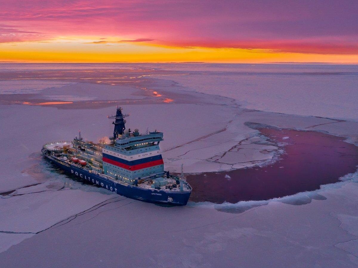 Универсальный атомный ледокол «Арктика» оставил свой след в истории как первое надводное судно, достигшее точки Северного полюса