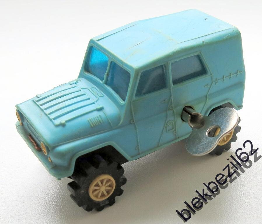 Изображение взято с просторов Интернета. Примерна такая была машинка, это был УАЗ, но  вроде он был железным. И желтого цвета-это я хорошо помню. 