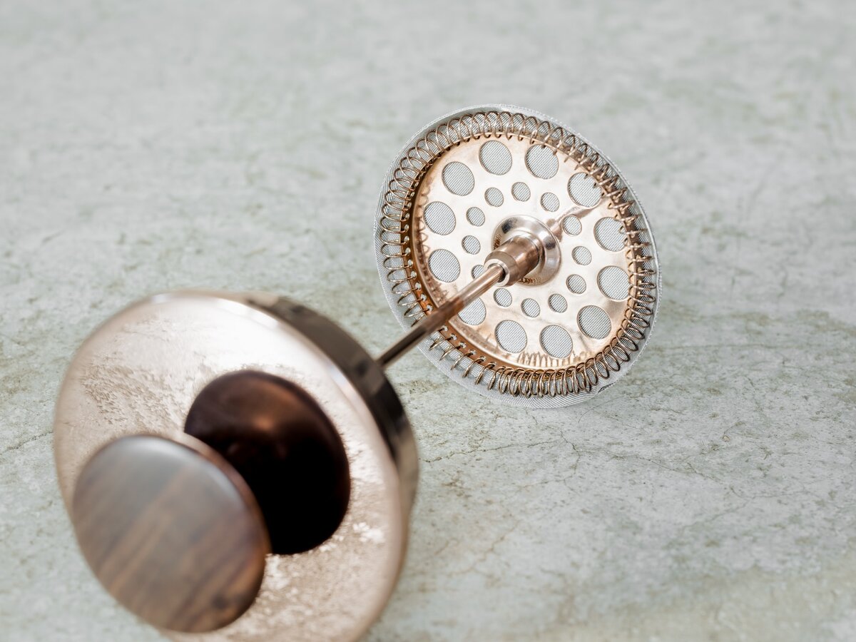    Отверстия в сите френч-пресса настолько маленькие, что при выполнении этого лайфхака выв не потеряете ни одной крупинки!Unsplash