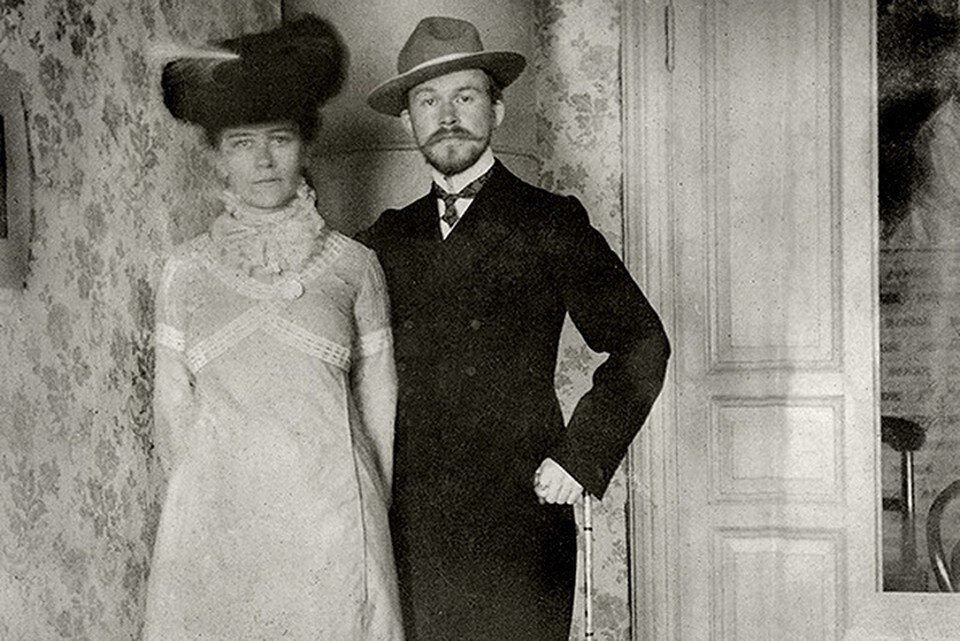     Кустодиев, который говорил, что худые женщины на творчество не вдохновляют, всю жизнь был верен своей стройной супруге Юлии  ru.wikipedia.org