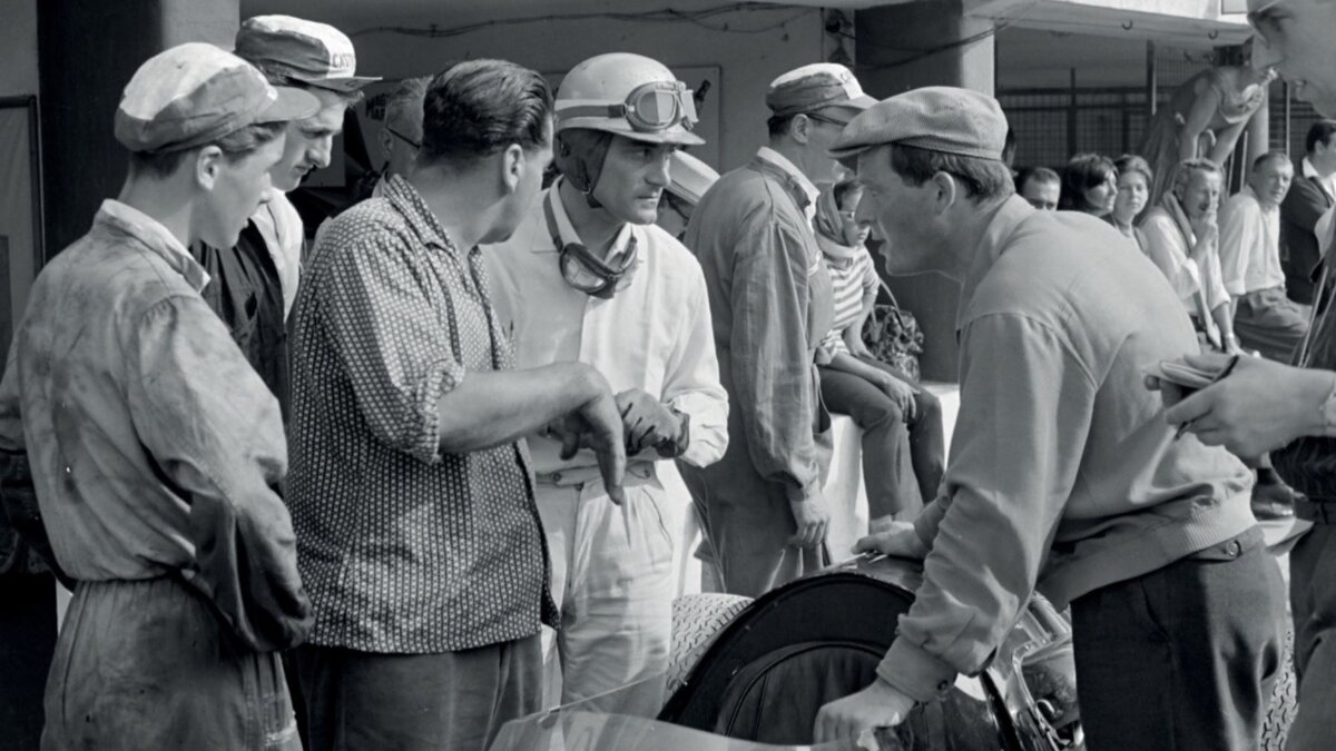 Тиррелл (на самом краю фотографии справа) на Гран-При Италии 1959