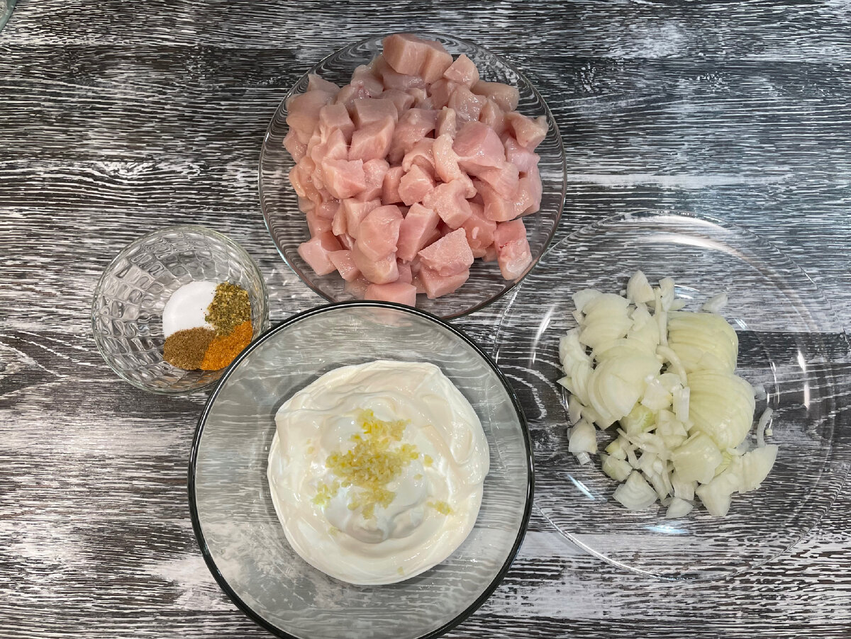 Филе куриное режем небольшими кубиками,лук ломтиками,в сметану добавляем чеснок.