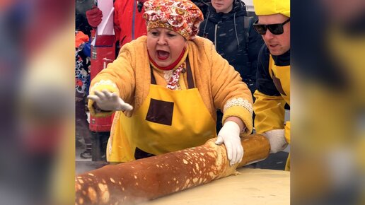 Download Video: Как пекут и переворачивают ТРЕХМЕТРОВЫЙ БЛИН в Ялуторовске