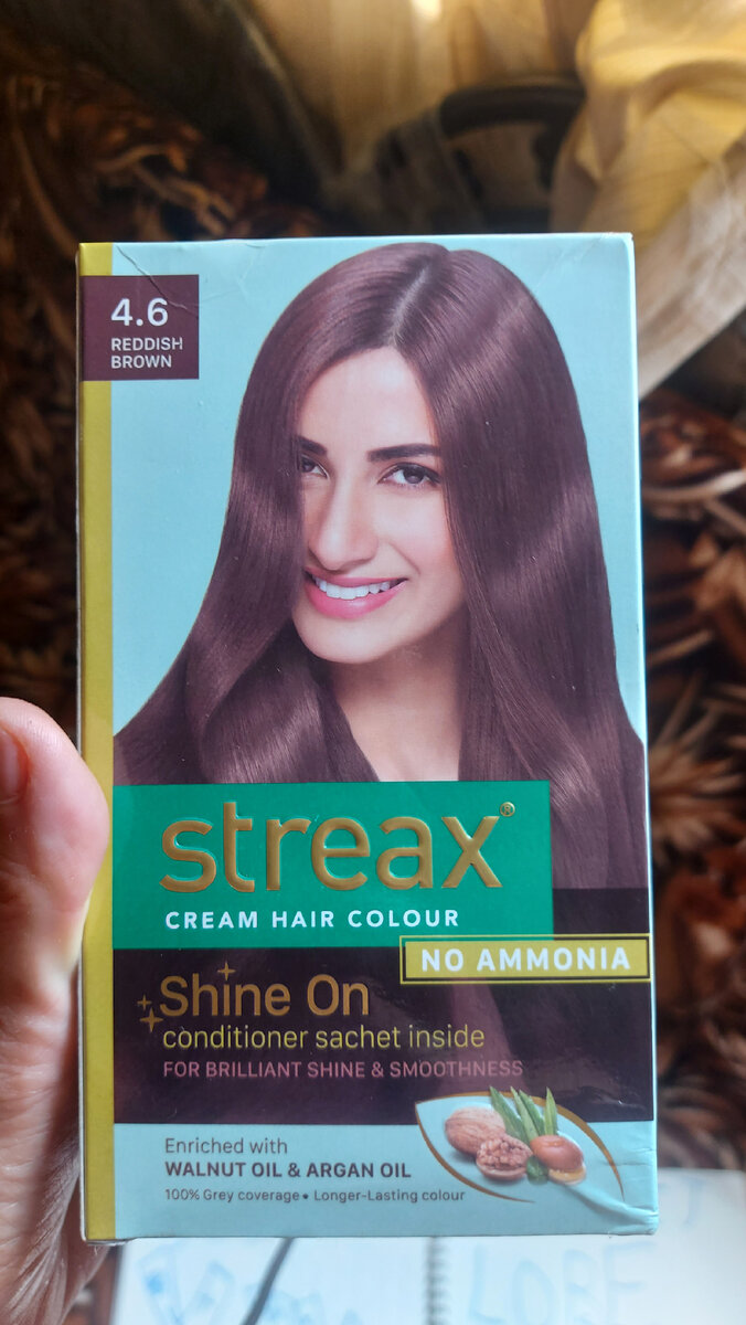 Закрашивает седину