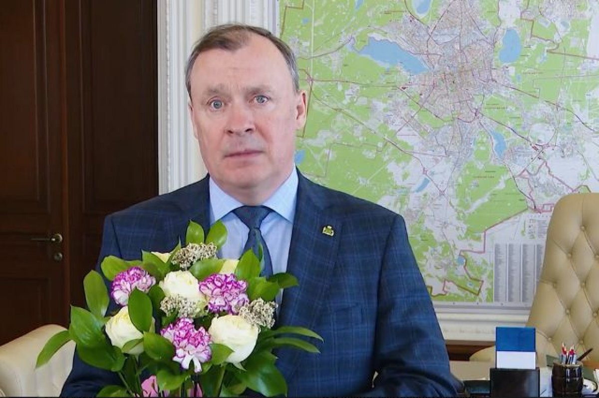    Мэр Екатеринбурга пожелал счастья и любви жительницам уральской столицы