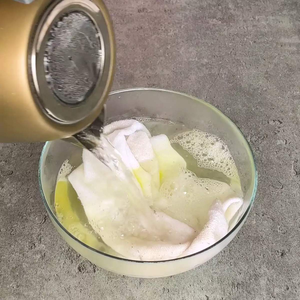 Cualquiera que use calcetines blancos a menudo sabe lo difícil que es mantenerlos suaves y blancos. Con el tiempo, adquieren un feo tinte gris, se cubren de bolitas y, en general, tienen un aspecto desordenado.-5