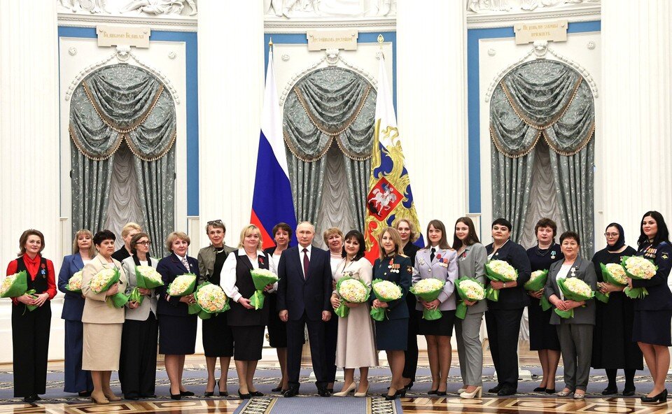     Владимир Путин наградил 20 представительниц различных профессий, среди которых и представительница ЛНР Людмила Белецкая (на фото третья справа-налево). Фото: Михаил Терещенко, ТАСС