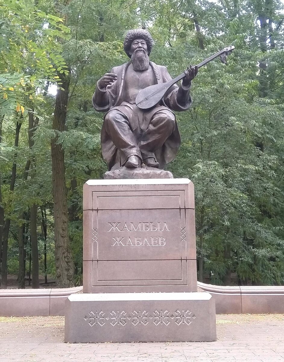    Памятник Жамбылу Жабаеву в Киеве:Wikipedia / RicardoNixon97