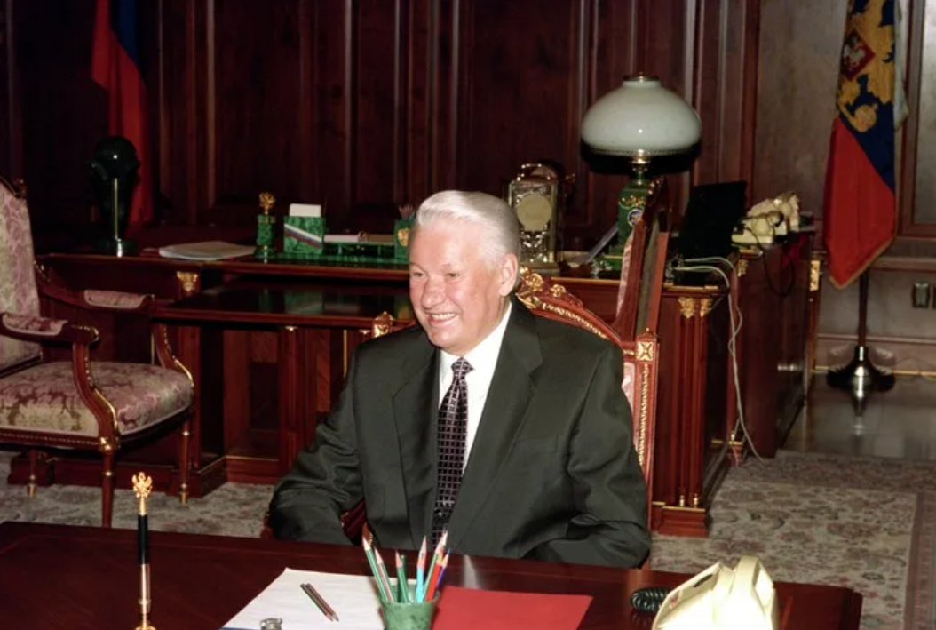 Для Ельцина  положение страны было второстепенным