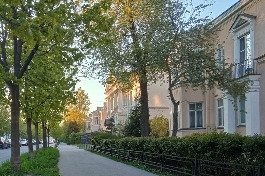 На некоторых фотографиях кварталы коттеджей у Нарвской заставы 
легко перепутать с Лондоном или Берлином