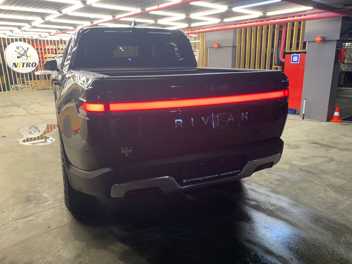 Почему Rivian R1T самый интересный электромобиль? И что общего у этого  пикапа и танка? | АвТОгус | Дзен