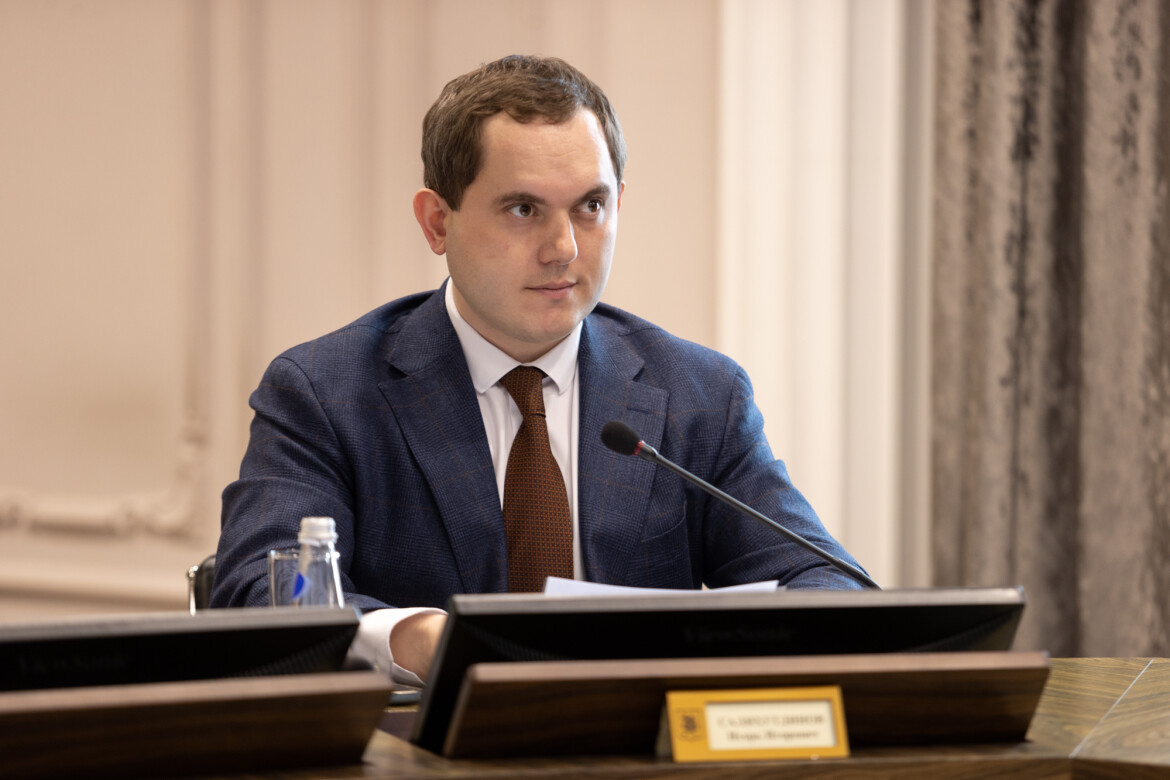 ​Игорь Саляхутдинов: «До начала масштабных дорожно-строительных работ для обеспечения безопасности дорожного движения проводится ямочный ремонт». Фото: kzn.ru