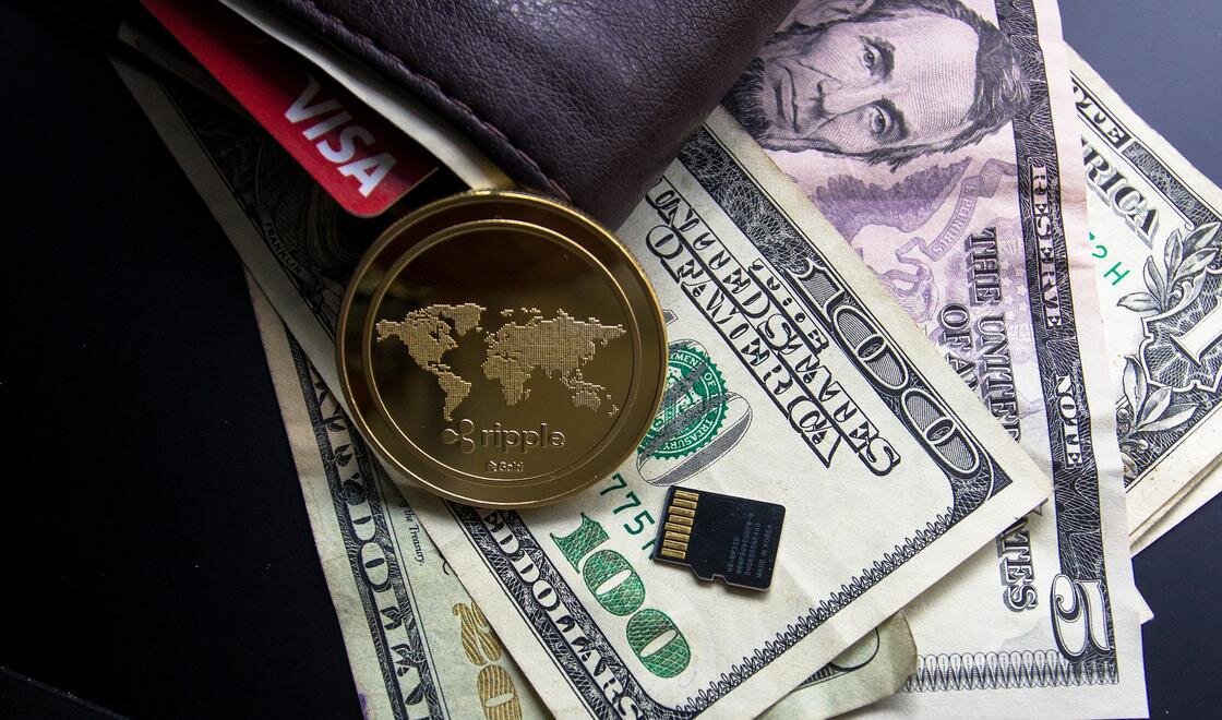    Токен лежит вместе с деньгами и флеш-картой:pixabay.com
