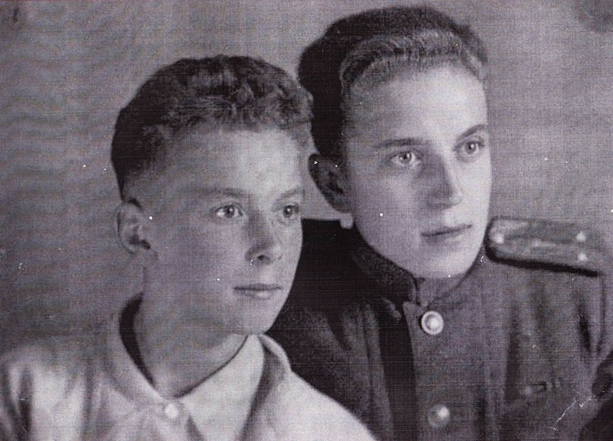 Со старшим братом Рэмом.