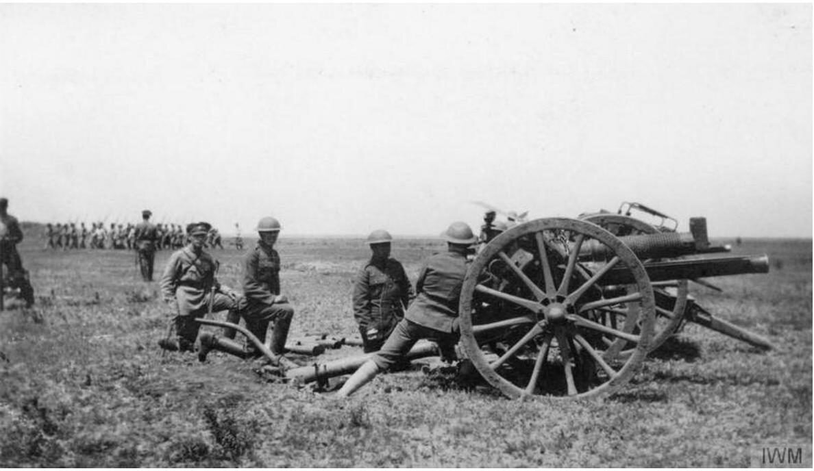 Британские военные специалисты готовят белых артиллеристов, 1919 год.