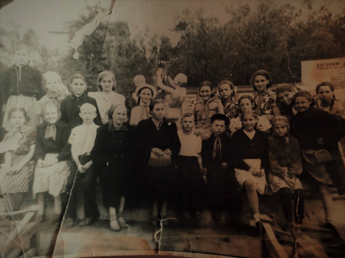 50-е годы. Мария Алексеевна с учениками на экскурсии в Барнауле