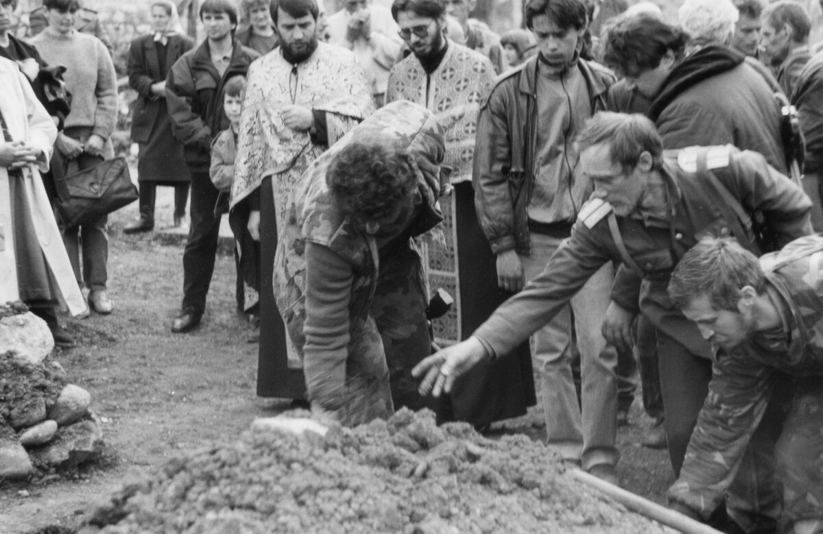 Сербские свящннники на похоронах русского добровольца Константина Богословского 1993 год