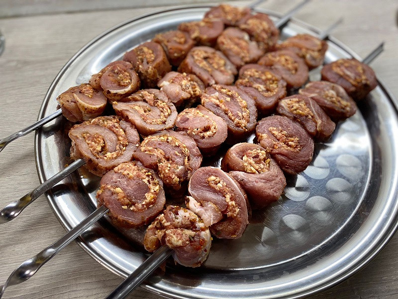 Мясные сырные рулетики в сыром виде