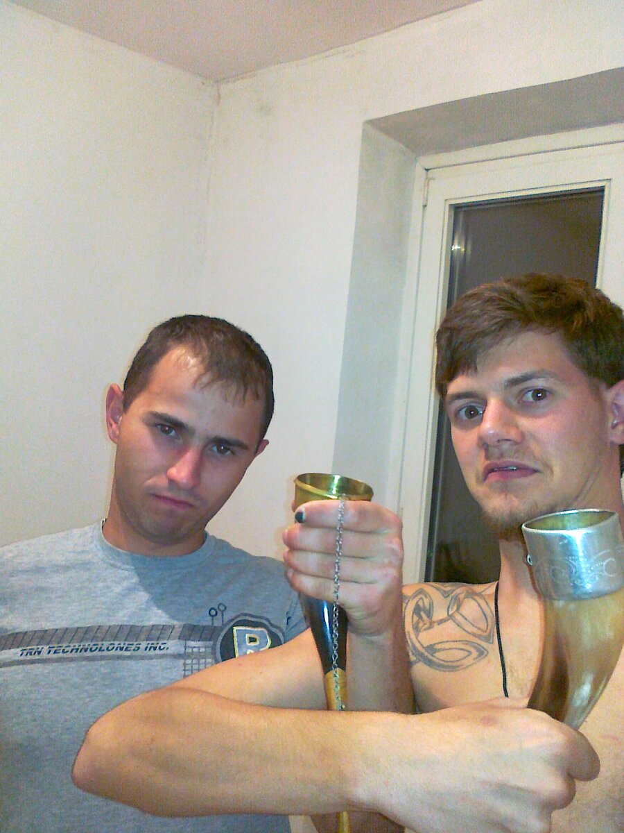 С Лёхой, пьём как истинные викинги))