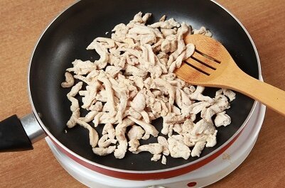    Шаг 1. В сковороде жарим нарезанное куриное филе