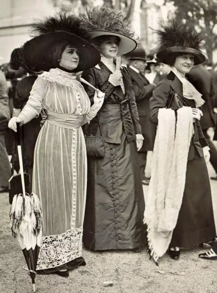 Женская мода в начале 20-го века. Одежда 100 лет назад. Мода 1910-х годов женщины. Одежда 100 лет назад. Одежда 100 лет назад.