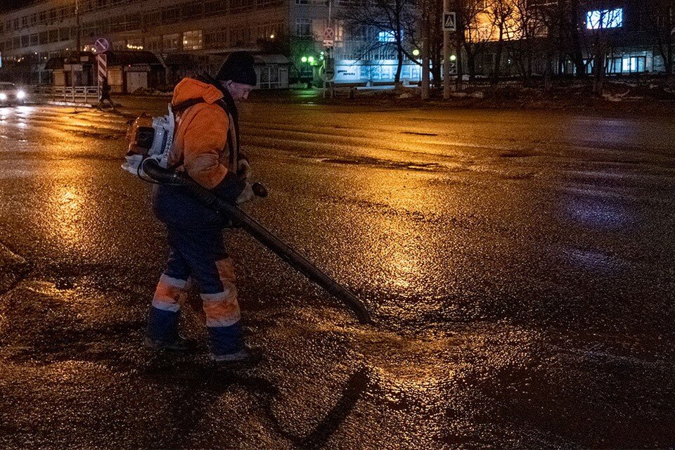     В Ижевске дырки на дорогах заливают литым асфальтом Сергей ГРАЧЕВ