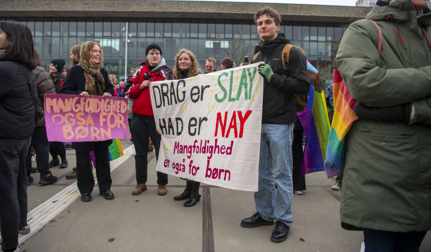 Разнообразие и для детей тоже! - написано на плакате. https://www.dr.dk/nyheder/indland/glade-foraeldre-efter-dragshow-der-er-ikke-andet-end-kaerlighed-i-bygningen