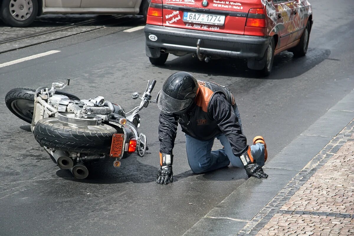 Мотоциклетный шлем на дороге