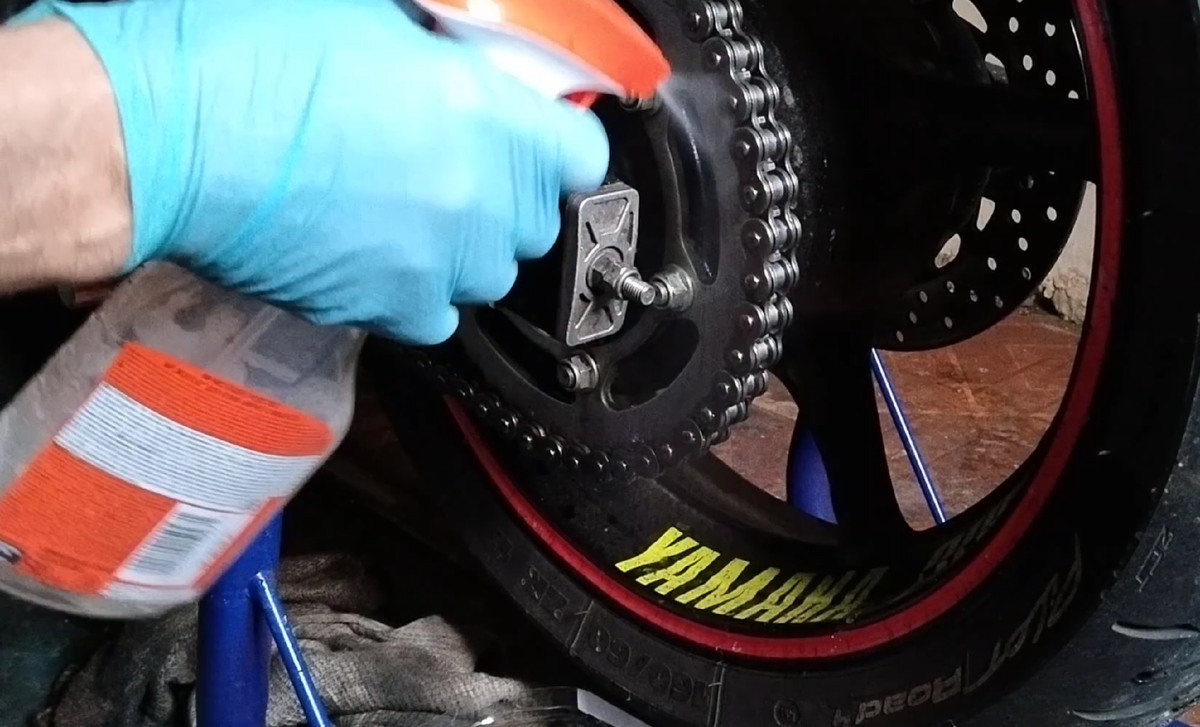 Очиститель цепи мотоцикла