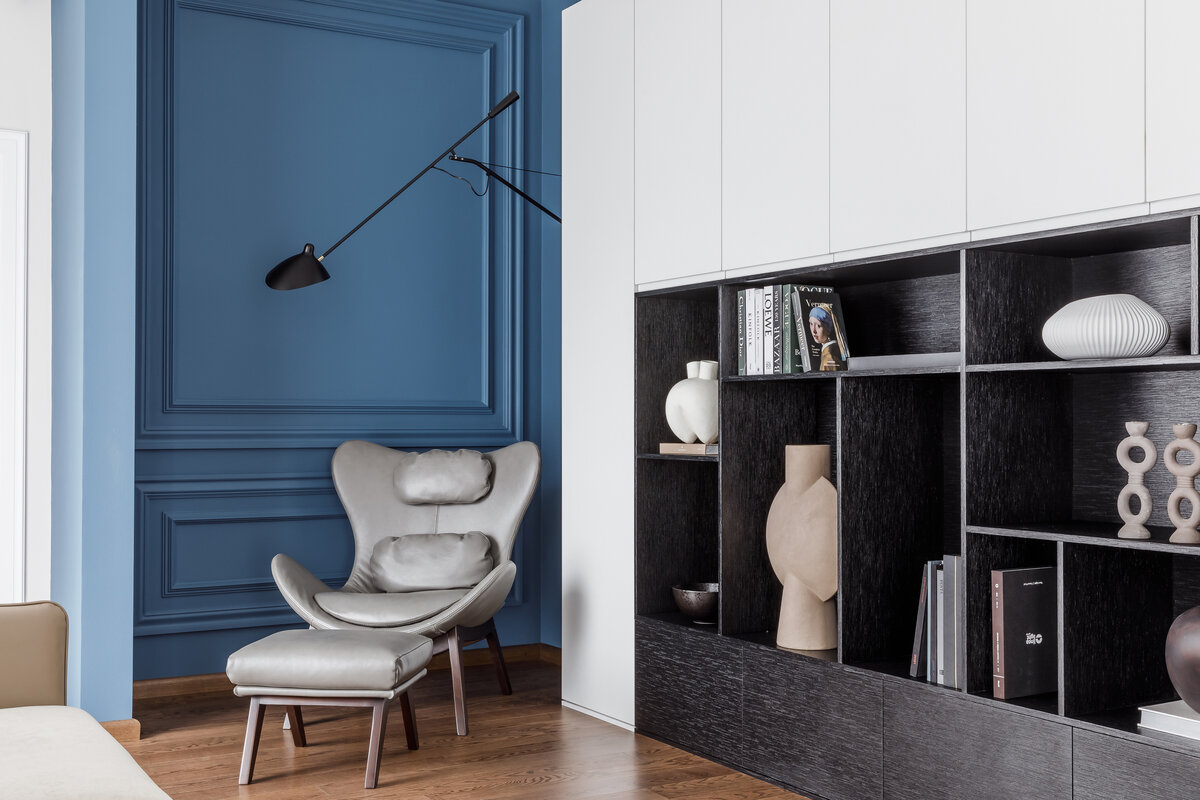 "В качестве акцентного цвета был выбран глубокий синий: этот оттенок очень нравится заказчику и выглядит благородно в данной стилистике".